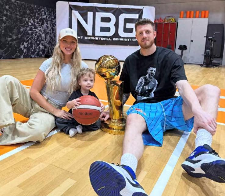 NBA直播-哈腾一家近照，早已甩开周琦，8700万合同+总冠军，娇妻是超模